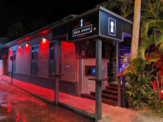 Red Door Lounge, Lounge in saint lawrence gap