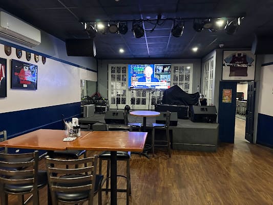 Docksider Pub & Restaurant, Bar in front street