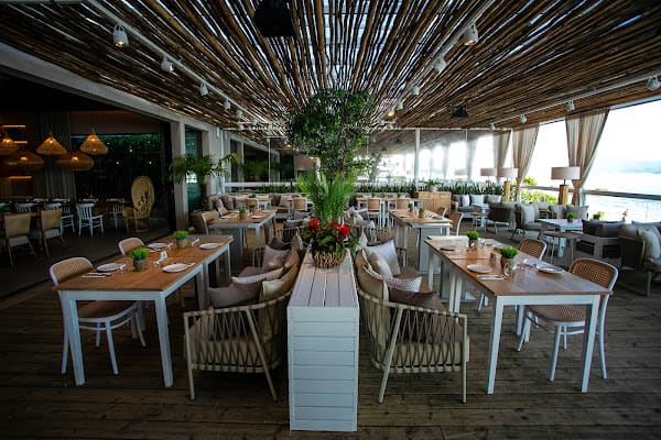 Folha Beach Club, Nachtclub in jurere internacional