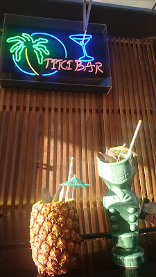 Tiki Bar, Bar in barra