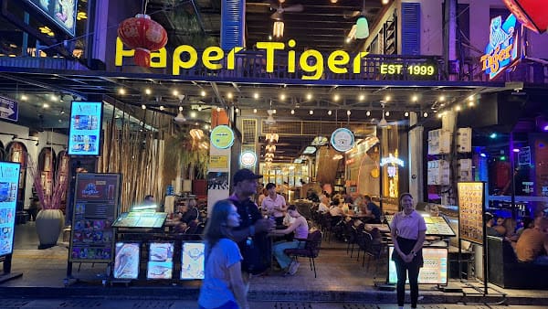 Le Tigre de Papier, Bar in pub street