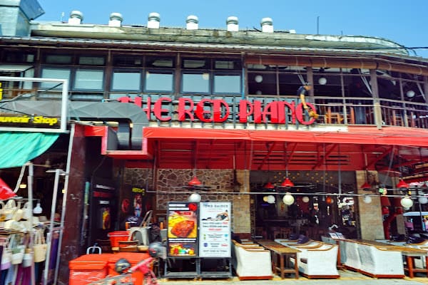 The Red Piano, Bar in pub street