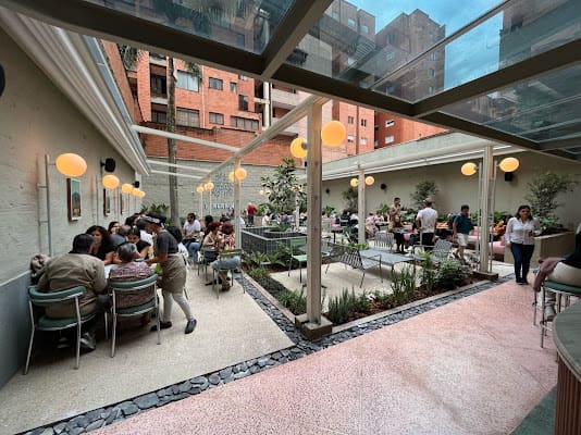 Pergamino Cafe Bar, Bar in parque lleras
