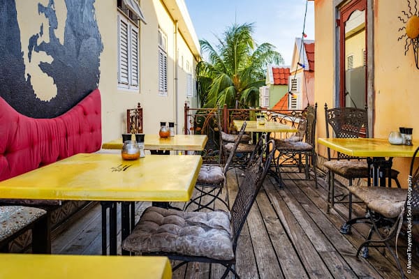 Mundo Bizarro Bar in Pietermaai, Willemstad