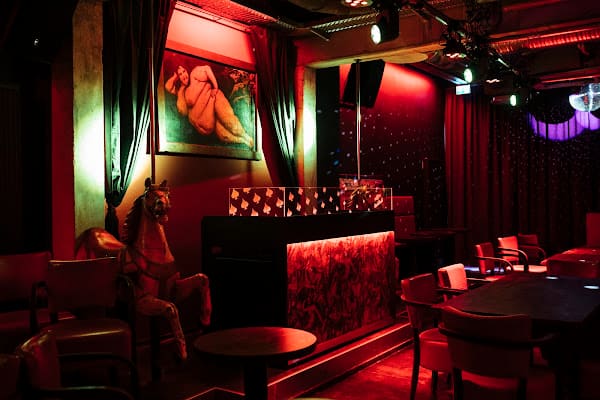 Pik Dame, Nachtclub in bahnhofsviertel