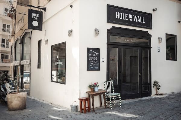 Hole in the Wall, Bar in paceville