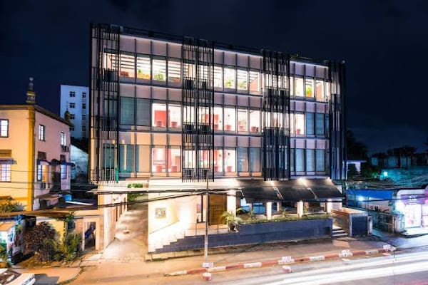 Loft Bistro & Bar, Lounge in inya lake