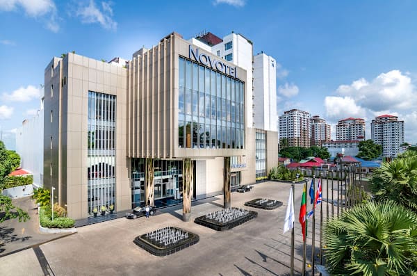 Novotel Yangon Max Sky Bar, Rooftop in inya lake