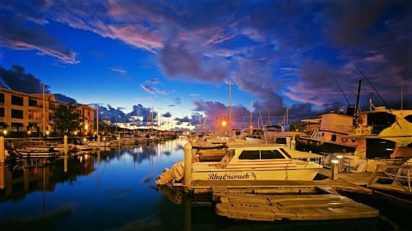 Royal Papua Yacht Club, Bar in downtown waterfront