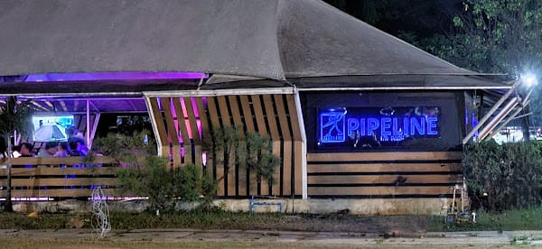 Pipeline Restaurant and Billiards, Bar in it park