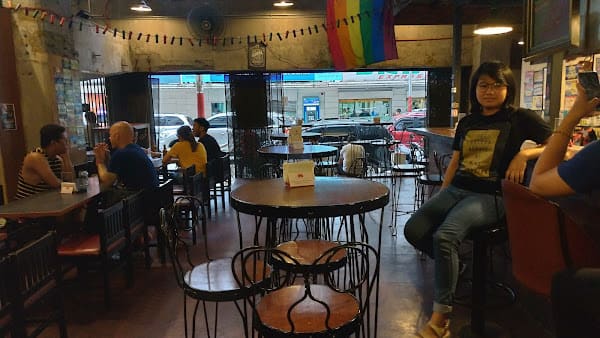 Fred's Revolución, Bar in malate