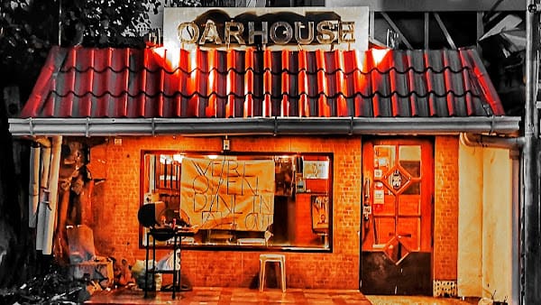 Oarhouse Pub, Bar in malate