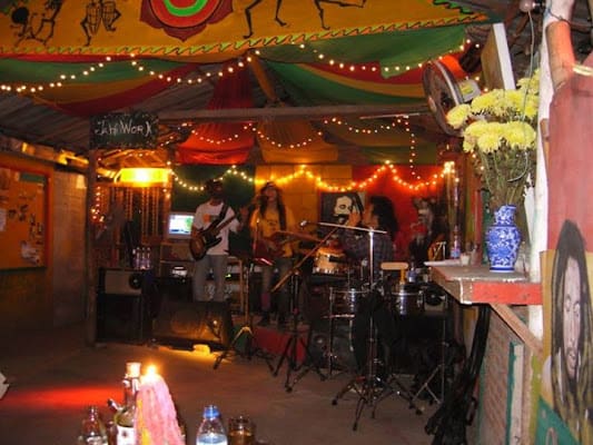 Roots Rock Reggae (Loi Kroh), Muzyka na żywo in loi kroh road