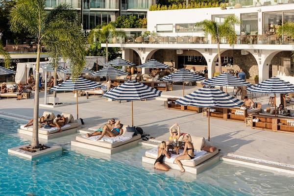Fira Beach Club, Terraza in Kata Beach, Phuket