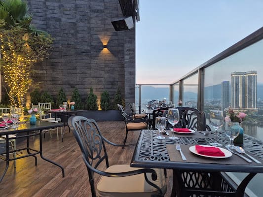 Brilliant Top Bar, Terraza in bach dang riverfront