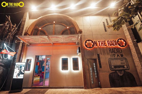 On The Radio Bar, Música en vivo in bach dang riverfront