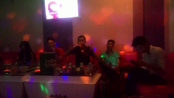 Karaoke Vegas, Hue