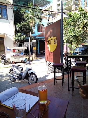 Local Bia Hoi (Phan Boi Chau), Bar à bière in ben ngu